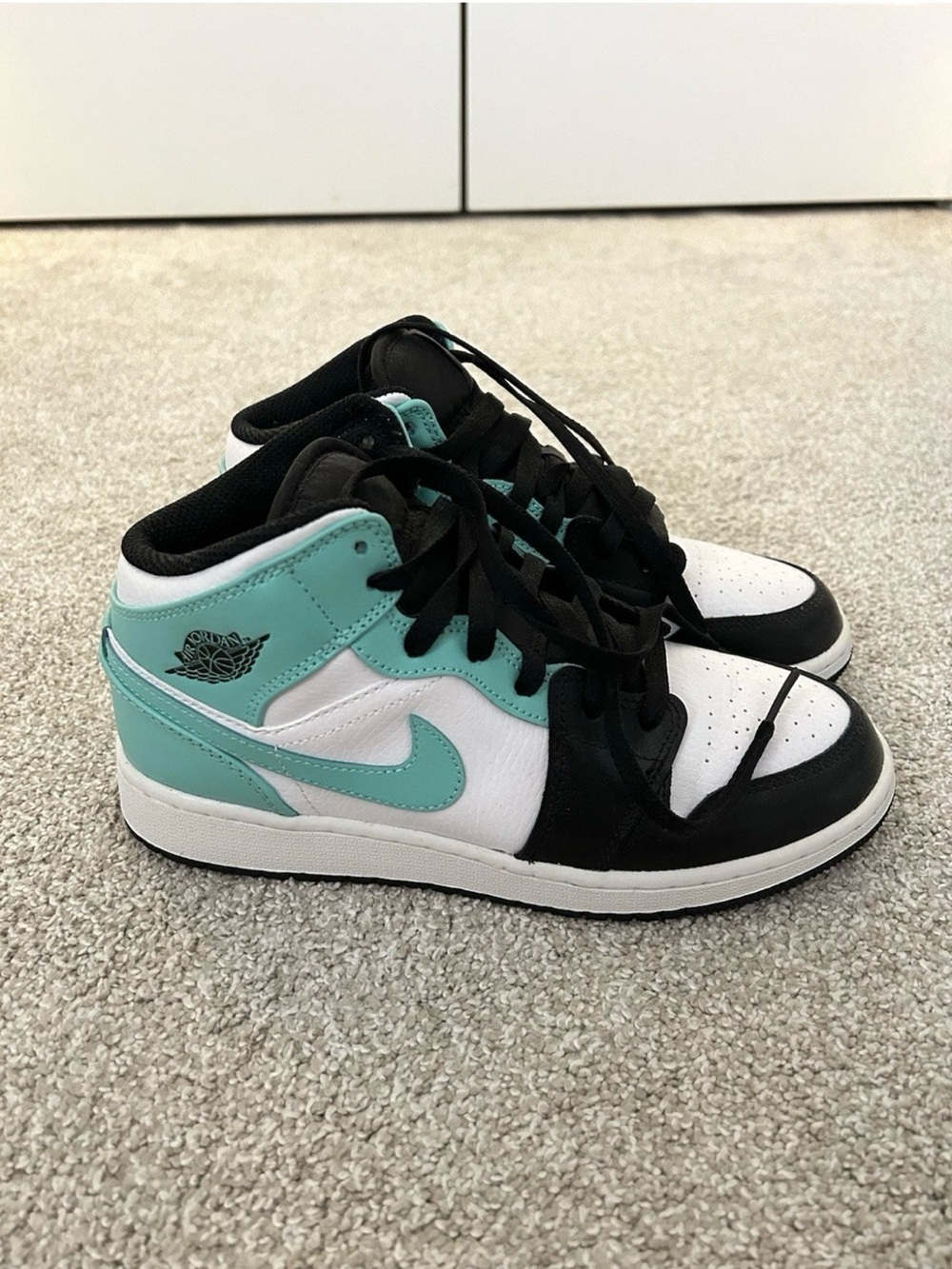 Jordan 1 Mid, White/Black/Tropical Twist